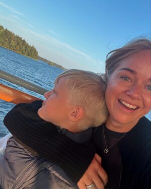 Ebba Kleberg von Sydow Instagram - Skapa minnen, sa en kompis (han tänkte efter en lång stund) - när jag frågade om mål & drömmar för ”nya terminen”. Fint. Och klokt. Jag snor den, rakt av. Gjorde just detta häromkvällen. Vykort från glittrande vacker kväll med familjen (och ett helt gäng glada släktingar!) på 37 meter långt, fantastiskt vackert ångfartyg 📸 
Att se Stockholm från vattnet, en rosaskimrande kväll! Vinka till kungen på Drottningholm (jo, jag drog den långa förklaringen om hur det egentligen är med flaggan uppe / kungen hemma)! OCH: Svep till sista ☝🏽 för nåt så otroligt som ALLA vi fem på en & samma bild! En kväll som blev just ett MINNE ❤️