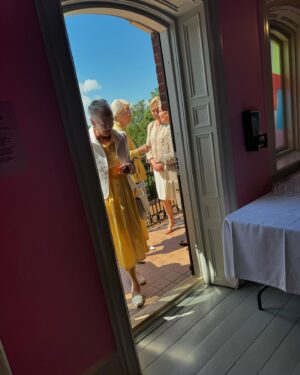 Ebba Kleberg von Sydow Instagram - Jag, Ebba, fick träffa drottning Margrethe. Prata. Skaka hand. Lyssna. Fråga! Så tagen att jag inte fick ihop ett inlägg 🥹 men här kommer det: Bilder från en dag jag ska minnas för alltid 💜 Stolt, ödmjuk och GLAD över äran, att få vara en del av @sofieroslott nya permanenta utställning, om kärlekssagan mellan vår kungs farfar och fantastiska farmor, Daisy 👑 (alltså, Margrethes mormor) ❤️
Att jag - som fascinerats av kungligheter, historierna och människorna så länge jag kan minnas - fick vara en liten del av detta! Att drottning Margrethe ville komma dit (tillsammans med sin stiliga, supertrevliga syster prinsessan Benedikte) för att se utställningen tillsammans med oss, minnas och återse sina barndoms somrars vackraste plats. Och att vi @levengood.mark sedan fick ge röst åt utställningen och inviga det nyrenoverade slottet 🙏🏼 som ligger inbäddat i landets flottaste park. Följt av en makalös kunglig lunch (ser du prästkragen i desserten?!) med småprat (!) om vad Margrethe och Benediktes morfar kungen brukade laga till lunch om somrarna. Om han var sträng (jag var tvungen att fråga och fick ett oväntat svar) och hur konstnärsådran från Daisy gått i arv. Känns fortfarande som att detta KAN ha varit en dröm. Har jag sagt att jag älskar mitt jobb?! Tacksam!