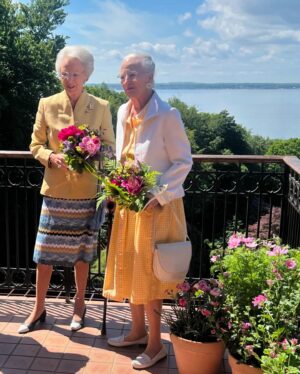Ebba Kleberg von Sydow Instagram - Jag, Ebba, fick träffa drottning Margrethe. Prata. Skaka hand. Lyssna. Fråga! Så tagen att jag inte fick ihop ett inlägg 🥹 men här kommer det: Bilder från en dag jag ska minnas för alltid 💜 Stolt, ödmjuk och GLAD över äran, att få vara en del av @sofieroslott nya permanenta utställning, om kärlekssagan mellan vår kungs farfar och fantastiska farmor, Daisy 👑 (alltså, Margrethes mormor) ❤️
Att jag - som fascinerats av kungligheter, historierna och människorna så länge jag kan minnas - fick vara en liten del av detta! Att drottning Margrethe ville komma dit (tillsammans med sin stiliga, supertrevliga syster prinsessan Benedikte) för att se utställningen tillsammans med oss, minnas och återse sina barndoms somrars vackraste plats. Och att vi @levengood.mark sedan fick ge röst åt utställningen och inviga det nyrenoverade slottet 🙏🏼 som ligger inbäddat i landets flottaste park. Följt av en makalös kunglig lunch (ser du prästkragen i desserten?!) med småprat (!) om vad Margrethe och Benediktes morfar kungen brukade laga till lunch om somrarna. Om han var sträng (jag var tvungen att fråga och fick ett oväntat svar) och hur konstnärsådran från Daisy gått i arv. Känns fortfarande som att detta KAN ha varit en dröm. Har jag sagt att jag älskar mitt jobb?! Tacksam!