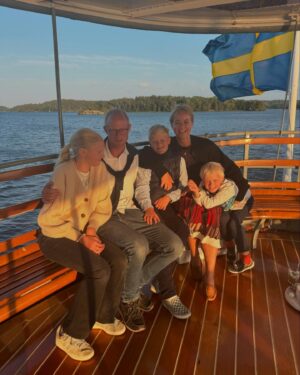 Ebba Kleberg von Sydow Instagram - Skapa minnen, sa en kompis (han tänkte efter en lång stund) - när jag frågade om mål & drömmar för ”nya terminen”. Fint. Och klokt. Jag snor den, rakt av. Gjorde just detta häromkvällen. Vykort från glittrande vacker kväll med familjen (och ett helt gäng glada släktingar!) på 37 meter långt, fantastiskt vackert ångfartyg 📸 
Att se Stockholm från vattnet, en rosaskimrande kväll! Vinka till kungen på Drottningholm (jo, jag drog den långa förklaringen om hur det egentligen är med flaggan uppe / kungen hemma)! OCH: Svep till sista ☝🏽 för nåt så otroligt som ALLA vi fem på en & samma bild! En kväll som blev just ett MINNE ❤️