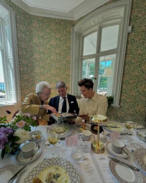 Ebba Kleberg von Sydow Instagram - Jag, Ebba, fick träffa drottning Margrethe. Prata. Skaka hand. Lyssna. Fråga! Så tagen att jag inte fick ihop ett inlägg 🥹 men här kommer det: Bilder från en dag jag ska minnas för alltid 💜 Stolt, ödmjuk och GLAD över äran, att få vara en del av @sofieroslott nya permanenta utställning, om kärlekssagan mellan vår kungs farfar och fantastiska farmor, Daisy 👑 (alltså, Margrethes mormor) ❤️
Att jag - som fascinerats av kungligheter, historierna och människorna så länge jag kan minnas - fick vara en liten del av detta! Att drottning Margrethe ville komma dit (tillsammans med sin stiliga, supertrevliga syster prinsessan Benedikte) för att se utställningen tillsammans med oss, minnas och återse sina barndoms somrars vackraste plats. Och att vi @levengood.mark sedan fick ge röst åt utställningen och inviga det nyrenoverade slottet 🙏🏼 som ligger inbäddat i landets flottaste park. Följt av en makalös kunglig lunch (ser du prästkragen i desserten?!) med småprat (!) om vad Margrethe och Benediktes morfar kungen brukade laga till lunch om somrarna. Om han var sträng (jag var tvungen att fråga och fick ett oväntat svar) och hur konstnärsådran från Daisy gått i arv. Känns fortfarande som att detta KAN ha varit en dröm. Har jag sagt att jag älskar mitt jobb?! Tacksam!