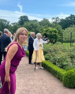 Ebba Kleberg von Sydow Instagram - Jag, Ebba, fick träffa drottning Margrethe. Prata. Skaka hand. Lyssna. Fråga! Så tagen att jag inte fick ihop ett inlägg 🥹 men här kommer det: Bilder från en dag jag ska minnas för alltid 💜 Stolt, ödmjuk och GLAD över äran, att få vara en del av @sofieroslott nya permanenta utställning, om kärlekssagan mellan vår kungs farfar och fantastiska farmor, Daisy 👑 (alltså, Margrethes mormor) ❤️
Att jag - som fascinerats av kungligheter, historierna och människorna så länge jag kan minnas - fick vara en liten del av detta! Att drottning Margrethe ville komma dit (tillsammans med sin stiliga, supertrevliga syster prinsessan Benedikte) för att se utställningen tillsammans med oss, minnas och återse sina barndoms somrars vackraste plats. Och att vi @levengood.mark sedan fick ge röst åt utställningen och inviga det nyrenoverade slottet 🙏🏼 som ligger inbäddat i landets flottaste park. Följt av en makalös kunglig lunch (ser du prästkragen i desserten?!) med småprat (!) om vad Margrethe och Benediktes morfar kungen brukade laga till lunch om somrarna. Om han var sträng (jag var tvungen att fråga och fick ett oväntat svar) och hur konstnärsådran från Daisy gått i arv. Känns fortfarande som att detta KAN ha varit en dröm. Har jag sagt att jag älskar mitt jobb?! Tacksam!