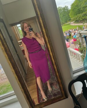 Ebba Kleberg von Sydow Instagram - Jag, Ebba, fick träffa drottning Margrethe. Prata. Skaka hand. Lyssna. Fråga! Så tagen att jag inte fick ihop ett inlägg 🥹 men här kommer det: Bilder från en dag jag ska minnas för alltid 💜 Stolt, ödmjuk och GLAD över äran, att få vara en del av @sofieroslott nya permanenta utställning, om kärlekssagan mellan vår kungs farfar och fantastiska farmor, Daisy 👑 (alltså, Margrethes mormor) ❤️
Att jag - som fascinerats av kungligheter, historierna och människorna så länge jag kan minnas - fick vara en liten del av detta! Att drottning Margrethe ville komma dit (tillsammans med sin stiliga, supertrevliga syster prinsessan Benedikte) för att se utställningen tillsammans med oss, minnas och återse sina barndoms somrars vackraste plats. Och att vi @levengood.mark sedan fick ge röst åt utställningen och inviga det nyrenoverade slottet 🙏🏼 som ligger inbäddat i landets flottaste park. Följt av en makalös kunglig lunch (ser du prästkragen i desserten?!) med småprat (!) om vad Margrethe och Benediktes morfar kungen brukade laga till lunch om somrarna. Om han var sträng (jag var tvungen att fråga och fick ett oväntat svar) och hur konstnärsådran från Daisy gått i arv. Känns fortfarande som att detta KAN ha varit en dröm. Har jag sagt att jag älskar mitt jobb?! Tacksam!