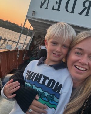 Ebba Kleberg von Sydow Instagram - Skapa minnen, sa en kompis (han tänkte efter en lång stund) - när jag frågade om mål & drömmar för ”nya terminen”. Fint. Och klokt. Jag snor den, rakt av. Gjorde just detta häromkvällen. Vykort från glittrande vacker kväll med familjen (och ett helt gäng glada släktingar!) på 37 meter långt, fantastiskt vackert ångfartyg 📸 
Att se Stockholm från vattnet, en rosaskimrande kväll! Vinka till kungen på Drottningholm (jo, jag drog den långa förklaringen om hur det egentligen är med flaggan uppe / kungen hemma)! OCH: Svep till sista ☝🏽 för nåt så otroligt som ALLA vi fem på en & samma bild! En kväll som blev just ett MINNE ❤️