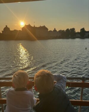Ebba Kleberg von Sydow Instagram - Skapa minnen, sa en kompis (han tänkte efter en lång stund) - när jag frågade om mål & drömmar för ”nya terminen”. Fint. Och klokt. Jag snor den, rakt av. Gjorde just detta häromkvällen. Vykort från glittrande vacker kväll med familjen (och ett helt gäng glada släktingar!) på 37 meter långt, fantastiskt vackert ångfartyg 📸 
Att se Stockholm från vattnet, en rosaskimrande kväll! Vinka till kungen på Drottningholm (jo, jag drog den långa förklaringen om hur det egentligen är med flaggan uppe / kungen hemma)! OCH: Svep till sista ☝🏽 för nåt så otroligt som ALLA vi fem på en & samma bild! En kväll som blev just ett MINNE ❤️