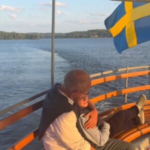 Ebba Kleberg von Sydow Instagram - Skapa minnen, sa en kompis (han tänkte efter en lång stund) - när jag frågade om mål & drömmar för ”nya terminen”. Fint. Och klokt. Jag snor den, rakt av. Gjorde just detta häromkvällen. Vykort från glittrande vacker kväll med familjen (och ett helt gäng glada släktingar!) på 37 meter långt, fantastiskt vackert ångfartyg 📸 
Att se Stockholm från vattnet, en rosaskimrande kväll! Vinka till kungen på Drottningholm (jo, jag drog den långa förklaringen om hur det egentligen är med flaggan uppe / kungen hemma)! OCH: Svep till sista ☝🏽 för nåt så otroligt som ALLA vi fem på en & samma bild! En kväll som blev just ett MINNE ❤️