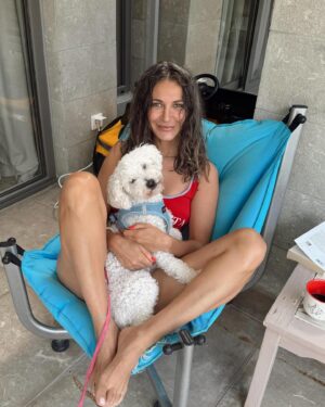Ece Dizdar Instagram - Ayın en kritik kısımlarını atlattık. 
Herkes iyi mi? Tamam mı devam mı?