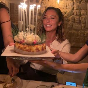 Ece Uslu Instagram - @siyahkalpdizi yoğunluğumuz sebebiyle maalesef daha ancak paylaşabiliyorum bu post’u… 🖤🧿🎈

Bu sene 09.09.2024 tarihinde 49’a bi tekme atıp tam da 50 yaşıma bastım. Ne mutlu bana 🎈 Beni arayan, gelen, gelemeyen tüm sevdiklerime (Kapadokya’da yoğun bir tempo içinde olduğumuzdan dolayı) hepinize çok teşekkür ederim 🙏 İyi ki hayatımdasınız! Hepinizi çok seviyorum❣️
@sapanca53 @banukuruoglu @banukuruoglumanagement @deniizkarabass @aysetunaboyluofficial @nefesalirsan @gozdecigaci @bulentpolatofficial @arasaydinofficial @melis.birkan @karakizmeyhanesikapadokya @tugcedoyran @nurrsev 

Ama daha bitmedi! 😂 
Yoğunlukları sebebiyle gelemeyen sevdiklerimi sırasıyla beklemedeyim 🤓 
@berkserhanyarar @ays.gurs @özelgulnur @krmaygn @krmbsr @burkut @djburkut @edibeoz108 @ebruburkut @ebru_tandogdu @zimbamiu @sonerbasol vs vs 🎈🎈🎈❤️❤️❤️