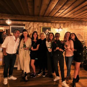 Ece Uslu Instagram - @siyahkalpdizi yoğunluğumuz sebebiyle maalesef daha ancak paylaşabiliyorum bu post’u… 🖤🧿🎈

Bu sene 09.09.2024 tarihinde 49’a bi tekme atıp tam da 50 yaşıma bastım. Ne mutlu bana 🎈 Beni arayan, gelen, gelemeyen tüm sevdiklerime (Kapadokya’da yoğun bir tempo içinde olduğumuzdan dolayı) hepinize çok teşekkür ederim 🙏 İyi ki hayatımdasınız! Hepinizi çok seviyorum❣️
@sapanca53 @banukuruoglu @banukuruoglumanagement @deniizkarabass @aysetunaboyluofficial @nefesalirsan @gozdecigaci @bulentpolatofficial @arasaydinofficial @melis.birkan @karakizmeyhanesikapadokya @tugcedoyran @nurrsev 

Ama daha bitmedi! 😂 
Yoğunlukları sebebiyle gelemeyen sevdiklerimi sırasıyla beklemedeyim 🤓 
@berkserhanyarar @ays.gurs @özelgulnur @krmaygn @krmbsr @burkut @djburkut @edibeoz108 @ebruburkut @ebru_tandogdu @zimbamiu @sonerbasol vs vs 🎈🎈🎈❤️❤️❤️