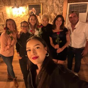 Ece Uslu Instagram - @siyahkalpdizi yoğunluğumuz sebebiyle maalesef daha ancak paylaşabiliyorum bu post’u… 🖤🧿🎈

Bu sene 09.09.2024 tarihinde 49’a bi tekme atıp tam da 50 yaşıma bastım. Ne mutlu bana 🎈 Beni arayan, gelen, gelemeyen tüm sevdiklerime (Kapadokya’da yoğun bir tempo içinde olduğumuzdan dolayı) hepinize çok teşekkür ederim 🙏 İyi ki hayatımdasınız! Hepinizi çok seviyorum❣️
@sapanca53 @banukuruoglu @banukuruoglumanagement @deniizkarabass @aysetunaboyluofficial @nefesalirsan @gozdecigaci @bulentpolatofficial @arasaydinofficial @melis.birkan @karakizmeyhanesikapadokya @tugcedoyran @nurrsev 

Ama daha bitmedi! 😂 
Yoğunlukları sebebiyle gelemeyen sevdiklerimi sırasıyla beklemedeyim 🤓 
@berkserhanyarar @ays.gurs @özelgulnur @krmaygn @krmbsr @burkut @djburkut @edibeoz108 @ebruburkut @ebru_tandogdu @zimbamiu @sonerbasol vs vs 🎈🎈🎈❤️❤️❤️