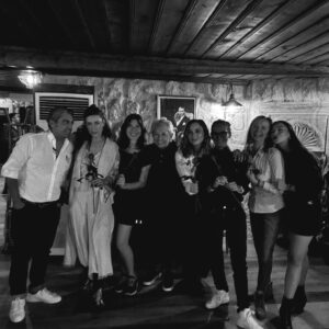 Ece Uslu Instagram - @siyahkalpdizi yoğunluğumuz sebebiyle maalesef daha ancak paylaşabiliyorum bu post’u… 🖤🧿🎈

Bu sene 09.09.2024 tarihinde 49’a bi tekme atıp tam da 50 yaşıma bastım. Ne mutlu bana 🎈 Beni arayan, gelen, gelemeyen tüm sevdiklerime (Kapadokya’da yoğun bir tempo içinde olduğumuzdan dolayı) hepinize çok teşekkür ederim 🙏 İyi ki hayatımdasınız! Hepinizi çok seviyorum❣️
@sapanca53 @banukuruoglu @banukuruoglumanagement @deniizkarabass @aysetunaboyluofficial @nefesalirsan @gozdecigaci @bulentpolatofficial @arasaydinofficial @melis.birkan @karakizmeyhanesikapadokya @tugcedoyran @nurrsev 

Ama daha bitmedi! 😂 
Yoğunlukları sebebiyle gelemeyen sevdiklerimi sırasıyla beklemedeyim 🤓 
@berkserhanyarar @ays.gurs @özelgulnur @krmaygn @krmbsr @burkut @djburkut @edibeoz108 @ebruburkut @ebru_tandogdu @zimbamiu @sonerbasol vs vs 🎈🎈🎈❤️❤️❤️