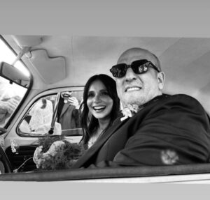 Ece Yörenç Instagram - 🤍 Yıllardır bekliyorduk, tam da istediğimiz gibi bir düğün oldu. Heyecan, neşe , gözyaşı , kahkaha ne eğlendik ne eğlendik. Canım Meriçim, Serkanım yıllarınız böyle neşeli mutlu geçsin. Hep birlikte olalım . Siz de hiç eskimeyin, eksilmeyin❤️ Birtanesiniz🧿 @mericaral  @enistesigelmis 19.09.2024