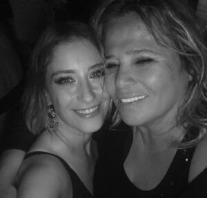 Ece Yörenç Instagram - 🤍 Yıllardır bekliyorduk, tam da istediğimiz gibi bir düğün oldu. Heyecan, neşe , gözyaşı , kahkaha ne eğlendik ne eğlendik. Canım Meriçim, Serkanım yıllarınız böyle neşeli mutlu geçsin. Hep birlikte olalım . Siz de hiç eskimeyin, eksilmeyin❤️ Birtanesiniz🧿 @mericaral  @enistesigelmis 19.09.2024