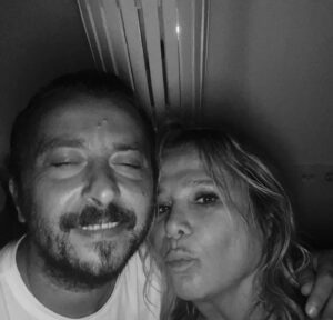 Ece Yörenç Instagram - 🤍 Yıllardır bekliyorduk, tam da istediğimiz gibi bir düğün oldu. Heyecan, neşe , gözyaşı , kahkaha ne eğlendik ne eğlendik. Canım Meriçim, Serkanım yıllarınız böyle neşeli mutlu geçsin. Hep birlikte olalım . Siz de hiç eskimeyin, eksilmeyin❤️ Birtanesiniz🧿 @mericaral  @enistesigelmis 19.09.2024