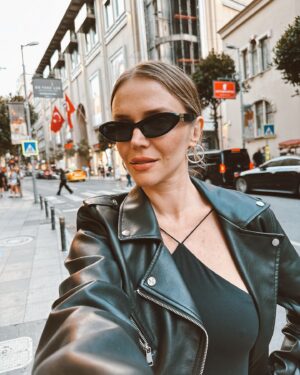 Ecem Karavus Instagram - Paramparça aşklar ve Nişantaşı. 

#reklam