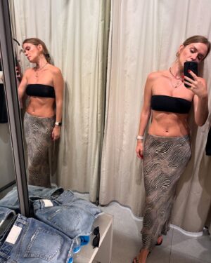 Ecem Karavus Instagram - Mirror mirror tell me; 

Ne desin?