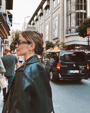 Ecem Karavus Instagram - Paramparça aşklar ve Nişantaşı. 

#reklam