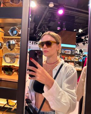 Ecem Karavus Instagram - Mirror mirror tell me; 

Ne desin?