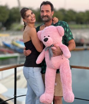 Eda Özerkan Instagram - a little pink bear…🧸🪄

Sonsuz olasılıklarım neler ve benim için neler mümkün?🍀

@timuracar ❤️🧿