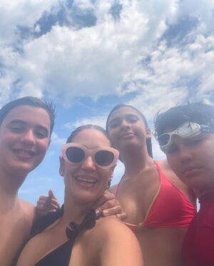 Eileen Abad Instagram - De vez en cuando es necesario bajarse del mundo un ratito para cuidar el nuestro.
Mi Mundo al #deslizar➡️ 

Up 🫴🇻🇪con el valor del presente, les deseo un bendecido inicio de semana. 🌎

Pd: Cuidar la mente y el corazón de nuestros hijos, como el más preciado tesoro. 
Esto incluye a los primos(as) hermanos(as) de mi Christ que son como mis hijos. 😍
Los Amo con la fuerza más poderosa capaz de transformar el Mundo. Esa fuerza está justo 👉❤️