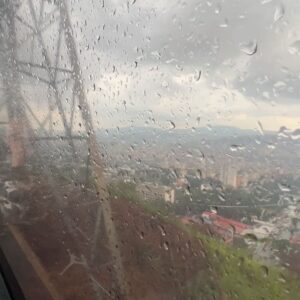 Eileen Abad Instagram - Un bye agosto entre agua, truenos ⚡️ y neblina en las alturas 🤪Y welcome septiembre extremo en la montaña, full sol ☀️, tierra y un diluvio universal ⛈️con las sonrisas que iluminan mi vida. 😍

Super Yeya 4x4 de aventura, más feliz con sus nietos. 
Mi Christ y sus primos& hermanos de lo   happiness 😁y yo tratando de bajarle a la velocidad del tiempo para ver si crecen un poquito más lento 🥹. De por sí el tiempo cada vez pasa más rápido y estos niñitos pareciera que le llevan la delantera al indetenible tiempo y cada vez se va alejando la temporada de kids para darle paso a la pre adolescencia.🥴😩😬

Bienvenido septiembre bipolar con la 💫Fe mas luminosa 🕯️que lo contrario.