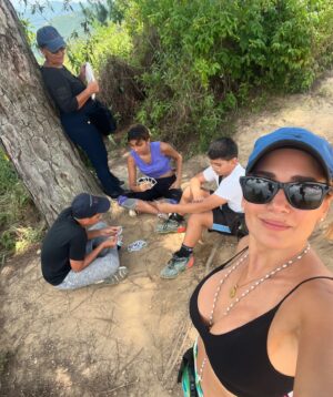 Eileen Abad Instagram - Un bye agosto entre agua, truenos ⚡️ y neblina en las alturas 🤪Y welcome septiembre extremo en la montaña, full sol ☀️, tierra y un diluvio universal ⛈️con las sonrisas que iluminan mi vida. 😍

Super Yeya 4x4 de aventura, más feliz con sus nietos. 
Mi Christ y sus primos& hermanos de lo   happiness 😁y yo tratando de bajarle a la velocidad del tiempo para ver si crecen un poquito más lento 🥹. De por sí el tiempo cada vez pasa más rápido y estos niñitos pareciera que le llevan la delantera al indetenible tiempo y cada vez se va alejando la temporada de kids para darle paso a la pre adolescencia.🥴😩😬

Bienvenido septiembre bipolar con la 💫Fe mas luminosa 🕯️que lo contrario.