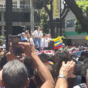 Eileen Abad Instagram - Post pendiente de ayer con la fuerza de la verdad y la determinación inquebrantable en este largo y arduo camino en el que nunca debemos perder la fe. 📿

Los que esperan en el señor renovarán sus fuerzas; se remontarán con alas como las águilas, correrán y no se cansarán, caminarán y no se fatigarán. 
En el tiempo exacto, en el lugar preciso, cuando todo parezca perdido Dios mostrará su poder y todo va a estar bien 🇻🇪🙌