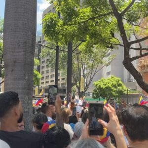 Eileen Abad Instagram - Post pendiente de ayer con la fuerza de la verdad y la determinación inquebrantable en este largo y arduo camino en el que nunca debemos perder la fe. 📿

Los que esperan en el señor renovarán sus fuerzas; se remontarán con alas como las águilas, correrán y no se cansarán, caminarán y no se fatigarán. 
En el tiempo exacto, en el lugar preciso, cuando todo parezca perdido Dios mostrará su poder y todo va a estar bien 🇻🇪🙌