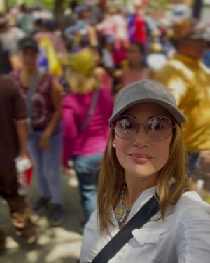 Eileen Abad Instagram - Post pendiente de ayer con la fuerza de la verdad y la determinación inquebrantable en este largo y arduo camino en el que nunca debemos perder la fe. 📿

Los que esperan en el señor renovarán sus fuerzas; se remontarán con alas como las águilas, correrán y no se cansarán, caminarán y no se fatigarán. 
En el tiempo exacto, en el lugar preciso, cuando todo parezca perdido Dios mostrará su poder y todo va a estar bien 🇻🇪🙌