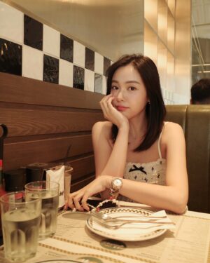 Eisaya Hosuwan Instagram - 😋🍒🖤