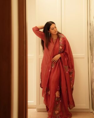 Eka Lakhani Instagram - Throwback to my little intimate shagun ki mehendi! My gang of girls, family, samosa kachori, mithai, sukoon aur dher sara pyaar! 🤍

Wearing this beautiful hand painted outfit by @akuteeindia
Thank you @sagarikaghatge 

Minimal Mehendi by @parmish_mehandi 

Nails by @kiran.toppo98 

Reluctant and always forced to click
Family photographer @beejlakhani 

🤍