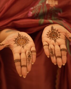 Eka Lakhani Instagram - Throwback to my little intimate shagun ki mehendi! My gang of girls, family, samosa kachori, mithai, sukoon aur dher sara pyaar! 🤍

Wearing this beautiful hand painted outfit by @akuteeindia
Thank you @sagarikaghatge 

Minimal Mehendi by @parmish_mehandi 

Nails by @kiran.toppo98 

Reluctant and always forced to click
Family photographer @beejlakhani 

🤍