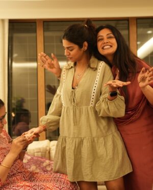 Eka Lakhani Instagram - Throwback to my little intimate shagun ki mehendi! My gang of girls, family, samosa kachori, mithai, sukoon aur dher sara pyaar! 🤍

Wearing this beautiful hand painted outfit by @akuteeindia
Thank you @sagarikaghatge 

Minimal Mehendi by @parmish_mehandi 

Nails by @kiran.toppo98 

Reluctant and always forced to click
Family photographer @beejlakhani 

🤍