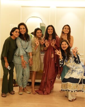 Eka Lakhani Instagram - Throwback to my little intimate shagun ki mehendi! My gang of girls, family, samosa kachori, mithai, sukoon aur dher sara pyaar! 🤍

Wearing this beautiful hand painted outfit by @akuteeindia
Thank you @sagarikaghatge 

Minimal Mehendi by @parmish_mehandi 

Nails by @kiran.toppo98 

Reluctant and always forced to click
Family photographer @beejlakhani 

🤍
