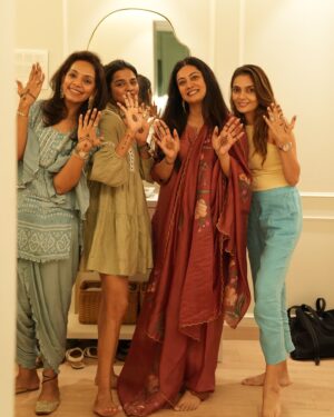 Eka Lakhani Instagram - Throwback to my little intimate shagun ki mehendi! My gang of girls, family, samosa kachori, mithai, sukoon aur dher sara pyaar! 🤍

Wearing this beautiful hand painted outfit by @akuteeindia
Thank you @sagarikaghatge 

Minimal Mehendi by @parmish_mehandi 

Nails by @kiran.toppo98 

Reluctant and always forced to click
Family photographer @beejlakhani 

🤍
