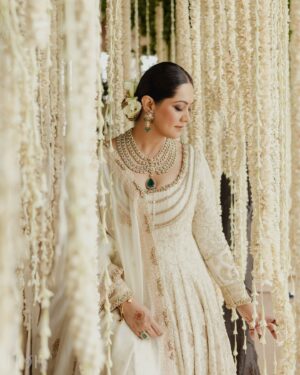 Eka Lakhani Instagram - I love being a stylist.. the behind the scenes madness and frenzy to create a magical look keeps me going. But when it came to get myself ready, for our moment, I went blank. Experience says, go with your gut feeling at times like these.. so I let the best in biz, my dearest friends, take the lead and all of it came together in the best way possible! Everything feels like a dream! 

Here’s to the dreamy crew 🤍

Wearing @anamikakhanna.in 
Jewellery @kishandasjewellery 
Jootis @fizzygoblet 
Make up @makeupbylekha
Hair @bbhiral
Style team @styledbyradhikadhanuka  @team___e 

Photographed by @thehouseontheclouds

Venue @bastianmumbai 
Event Planning and Management @gharanaabychandagupta
Decor, Design and Styling @thea3project @ambitrix
Florals @blacktulipflowers_india

Thank you @entouragetalents @renukasannake