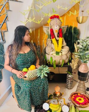 Elakkiya Instagram - அனைவருக்கும் விநாயகர் சதுர்த்தி  நல்வாழ்த்துக்கள் 🙏❤️

#elakkiya#ganeshfestival#home#positivevibes