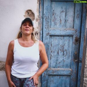 Elena Di Cioccio Instagram - Bionda su legno e Rossa su fiori che sembra disegnino un cuore. Lo vedete anche voi ?