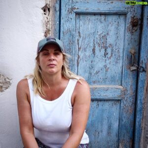 Elena Di Cioccio Instagram - Bionda su legno e Rossa su fiori che sembra disegnino un cuore. Lo vedete anche voi ?