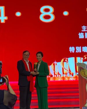 Elena Kong Mei-Yee Instagram - 十分榮幸得到 #第三屆中國表演藝術獎 「全國十佳表演奬」 。
多謝大會🥰🥰🥰

#江美儀 #江美人