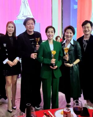 Elena Kong Mei-Yee Instagram - 十分榮幸得到 #第三屆中國表演藝術獎 「全國十佳表演奬」 。
多謝大會🥰🥰🥰

#江美儀 #江美人
