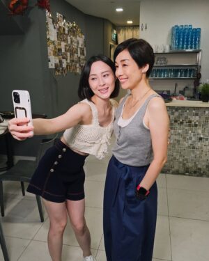 Elena Kong Mei-Yee Instagram - So missed the great time with you gals!

希望你哋繼續享受過程，好好活在當下！

大家記得要投票比佢哋呀

1號 陳紫佟 @jessieeetzung 
10號 吳芷晴 @wukeke25 
13號 程姜月 @dlres___k 

#江美儀 #江美人 #2024香港小姐競選 #2024香港小姐女遊記