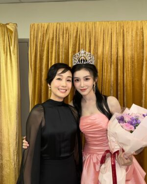 Elena Kong Mei-Yee Instagram - 昨晚香港小姐2024圓滿結束啦，恭喜咁多位得獎者。

@jessieeetzung  @dlres___k  @wukeke25  你哋三個喺我心目中係永遠嘅香港小姐。希望你哋喺人生路上繼續發光發亮⭐️

多謝飛髮哥幫我整左個靚頭 @ivanlee_ia 
多謝史提芬幫我化咗個靚妝 @stephenmakeup 

#江美儀 #江美人 #香港小姐競選2024