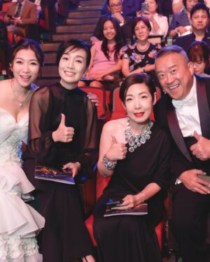 Elena Kong Mei-Yee Instagram - 昨晚香港小姐2024圓滿結束啦，恭喜咁多位得獎者。

@jessieeetzung  @dlres___k  @wukeke25  你哋三個喺我心目中係永遠嘅香港小姐。希望你哋喺人生路上繼續發光發亮⭐️

多謝飛髮哥幫我整左個靚頭 @ivanlee_ia 
多謝史提芬幫我化咗個靚妝 @stephenmakeup 

#江美儀 #江美人 #香港小姐競選2024