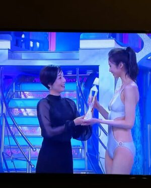 Elena Kong Mei-Yee Instagram - 昨晚香港小姐2024圓滿結束啦，恭喜咁多位得獎者。

@jessieeetzung  @dlres___k  @wukeke25  你哋三個喺我心目中係永遠嘅香港小姐。希望你哋喺人生路上繼續發光發亮⭐️

多謝飛髮哥幫我整左個靚頭 @ivanlee_ia 
多謝史提芬幫我化咗個靚妝 @stephenmakeup 

#江美儀 #江美人 #香港小姐競選2024
