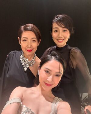 Elena Kong Mei-Yee Instagram - 昨晚香港小姐2024圓滿結束啦，恭喜咁多位得獎者。

@jessieeetzung  @dlres___k  @wukeke25  你哋三個喺我心目中係永遠嘅香港小姐。希望你哋喺人生路上繼續發光發亮⭐️

多謝飛髮哥幫我整左個靚頭 @ivanlee_ia 
多謝史提芬幫我化咗個靚妝 @stephenmakeup 

#江美儀 #江美人 #香港小姐競選2024