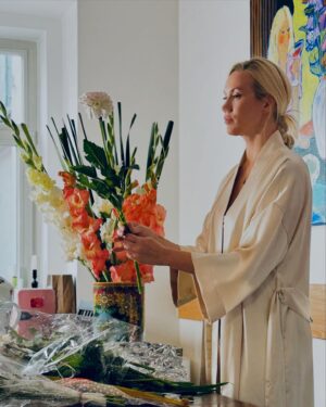 Elena Krygina Instagram - Сегодня ровно 30 лет, как я пошла в школу) и 20 лет, как не пошла😎

Как хорошо, что дачные гладиолусы, георгины и астры, купленые у бабули на углу, больше не нужно тащить на линейку, а можно наслаждаться ими дома🥰