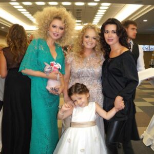 Elena Lenina Instagram - С Днем рождения, дорогая Ларисочка! Ты Гениальная, Мудрая, Стильная и Великая! Я люблю тебя, потому что имею счастье знать тебя давно и вне камер)) Каждый, кто узнает тебя, неизбежно влюбляется)) Ты яркая Звезда! Свети вечно! @larisa.dolina.official ❤️ Накидайте поздравлений Ларисе Александровне в аккаунт и подпишитесь!