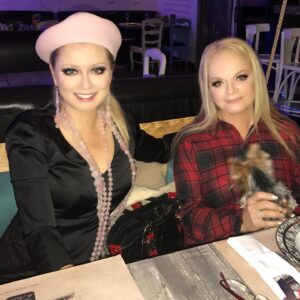 Elena Lenina Instagram - С Днем рождения, дорогая Ларисочка! Ты Гениальная, Мудрая, Стильная и Великая! Я люблю тебя, потому что имею счастье знать тебя давно и вне камер)) Каждый, кто узнает тебя, неизбежно влюбляется)) Ты яркая Звезда! Свети вечно! @larisa.dolina.official ❤️ Накидайте поздравлений Ларисе Александровне в аккаунт и подпишитесь!