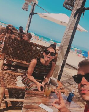 Elena Rivera Instagram - Verano intenso😎🌞🥳🥂💛✨✨✨